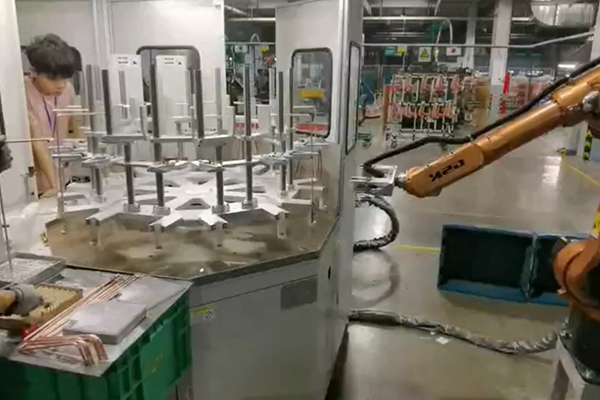 工廠實(shí)拍,配備機(jī)械手臂的高頻釬焊設(shè)備焊接銅管