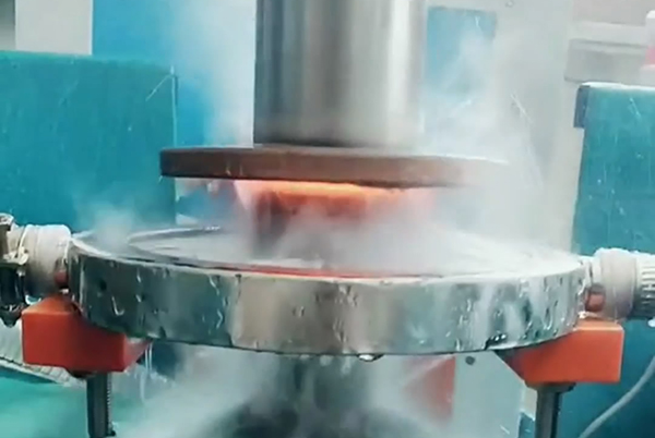 超音頻淬火機(jī)床對(duì)軸淬火熱處理