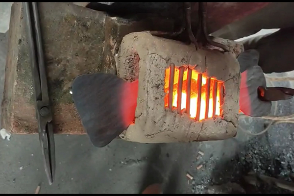 打鐵人手藝高頻加熱機加熱半成品鐮刀鍛打熱處理