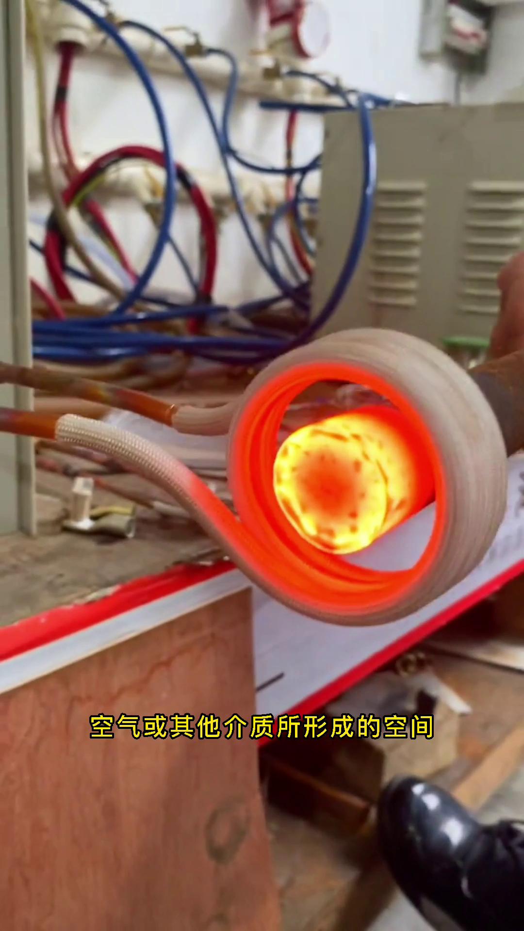 注意看,一眨眼的功夫,這條鐵棒就已經被高頻加熱機燒的通紅了