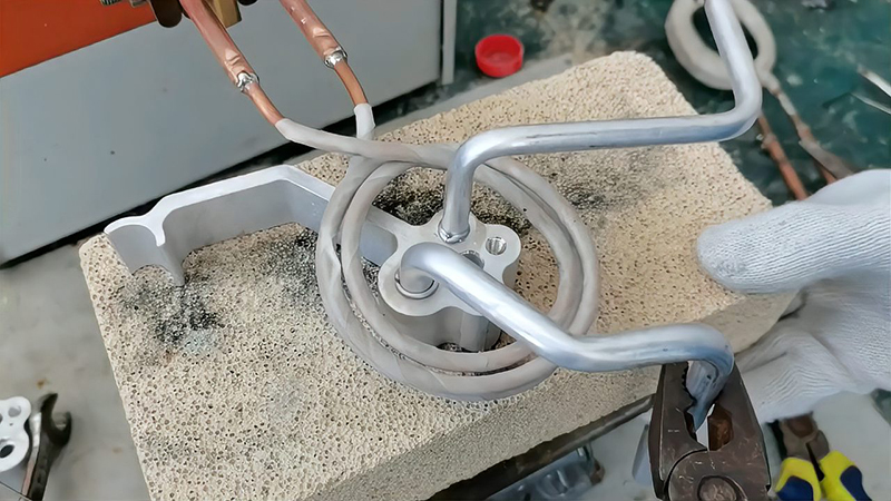 汽車空調雙壓板鋁管高頻焊接是一種高效、可靠的制造技術