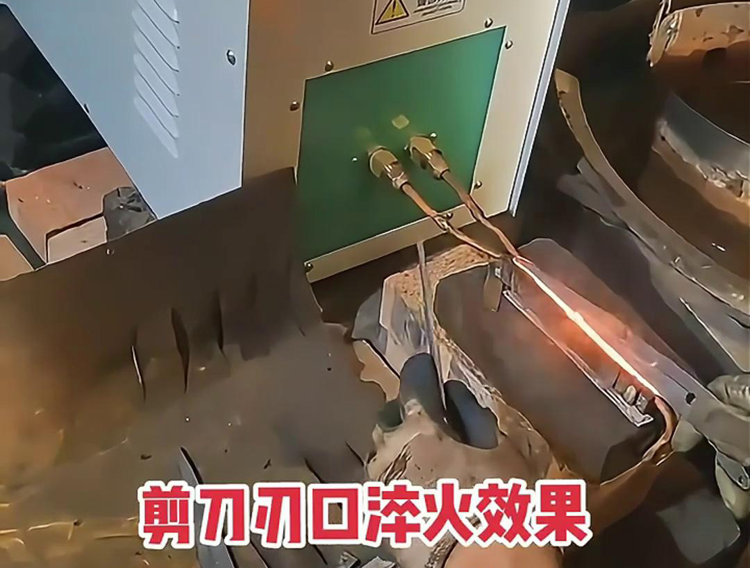 剪刀刃口采用高頻機進行淬火熱處理，提升其鋒利度、硬度和耐磨性