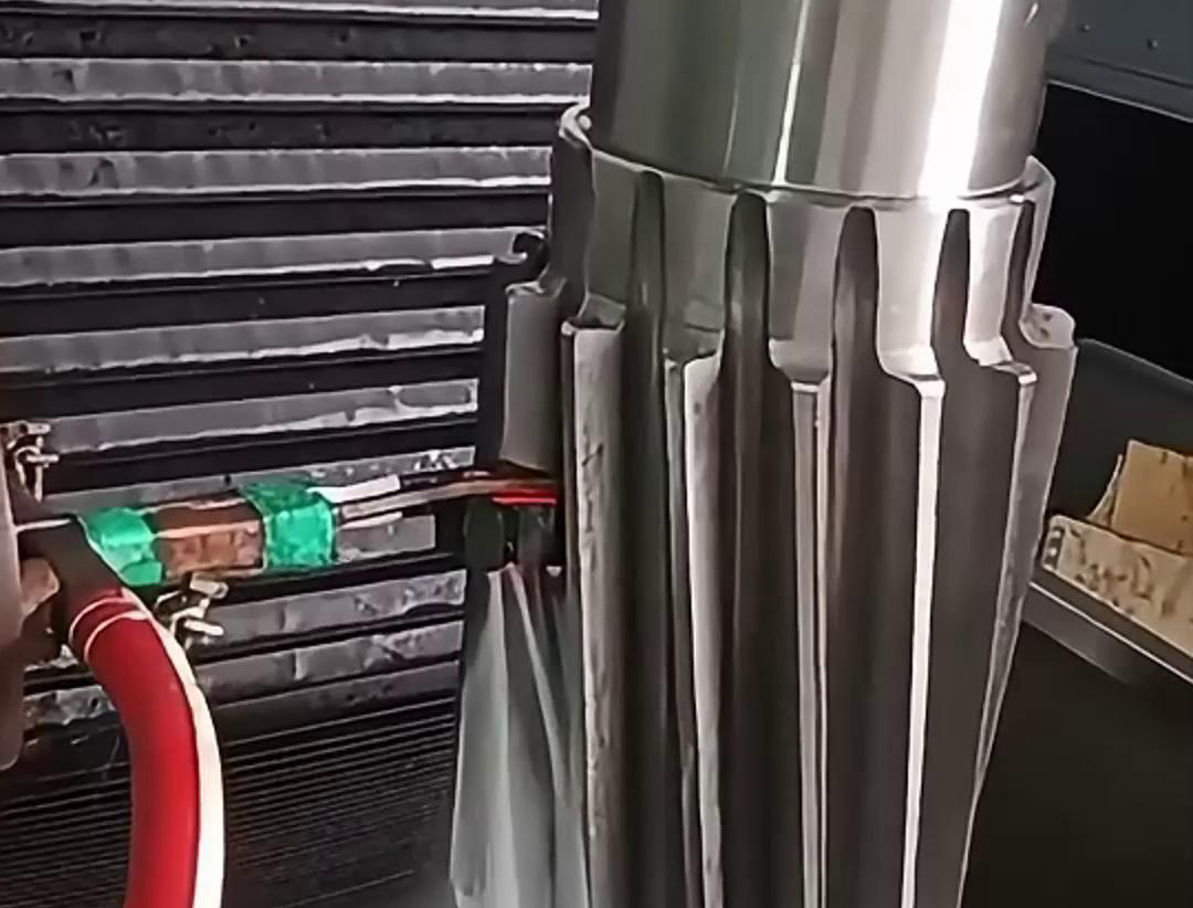 花鍵軸自動化高頻淬火技術是一種高效、環保的金屬熱處理技術，具有廣泛的應用前景