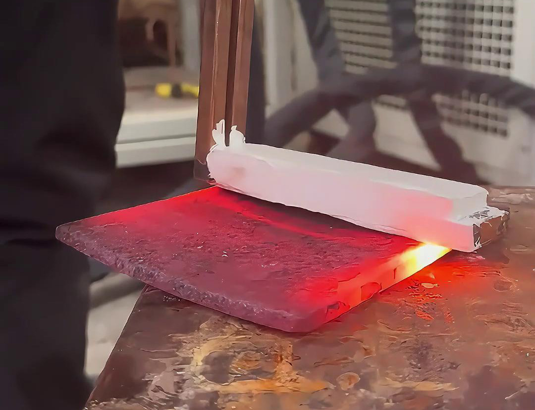 手持式高頻機在平面加熱方面展現出了高效、靈活、精確和節能環保等優勢