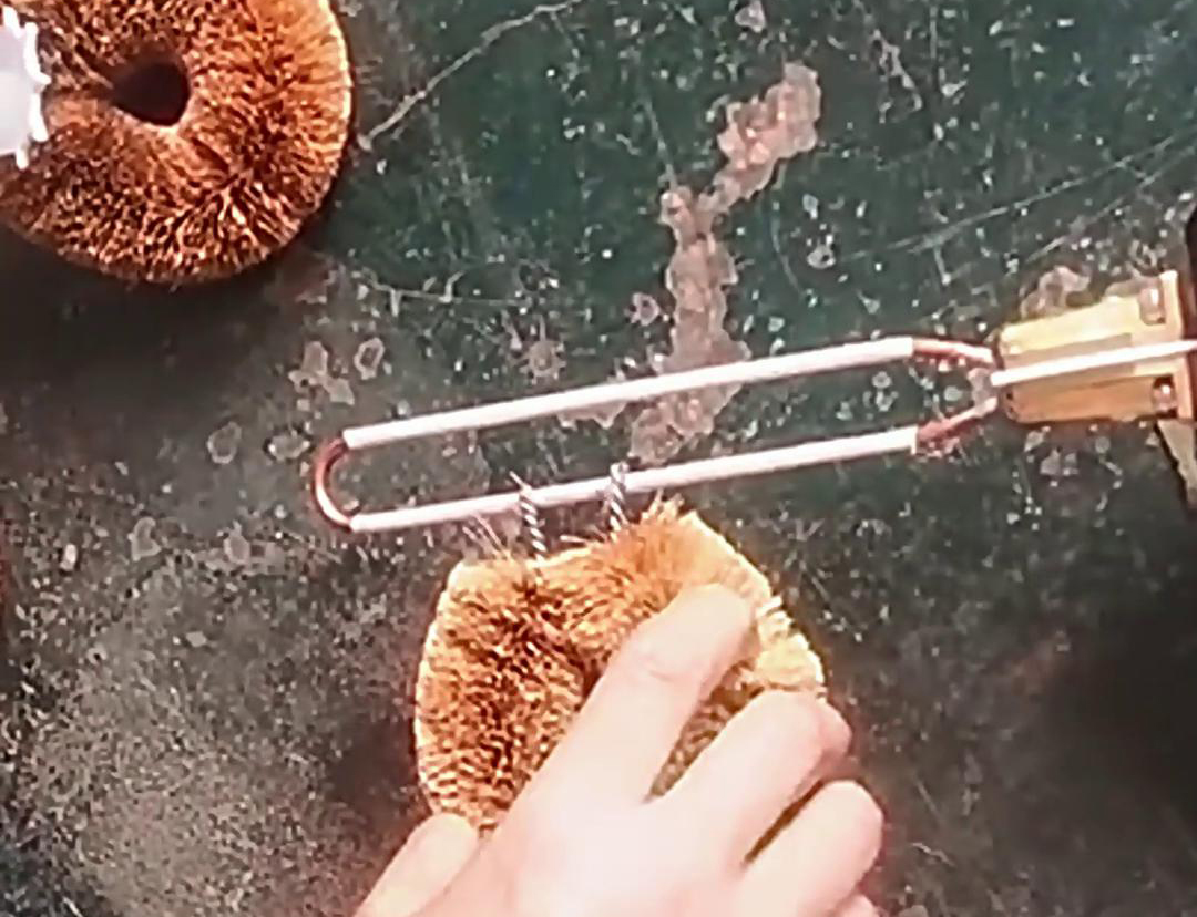 使用感應加熱設備將刷子金屬柄加熱后插入塑料內