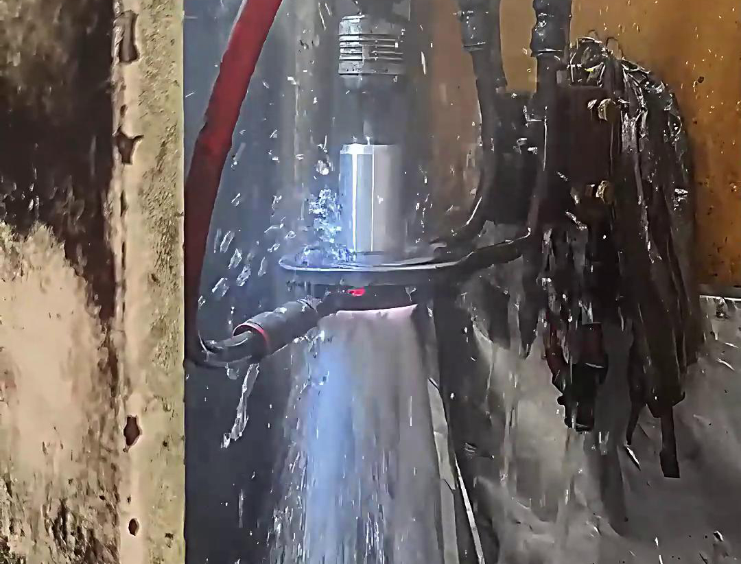 中頻淬火機(jī)床是一種高效、精確、可靠的軸淬火設(shè)備，適用于各類軸類工件的淬火熱處理