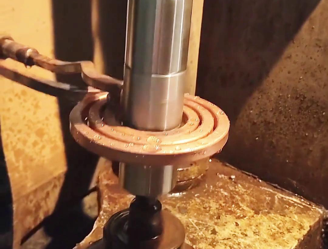 數(shù)控超音頻淬火機(jī)床是一種高效的熱處理設(shè)備，特別適用于各類軸的淬火熱處理