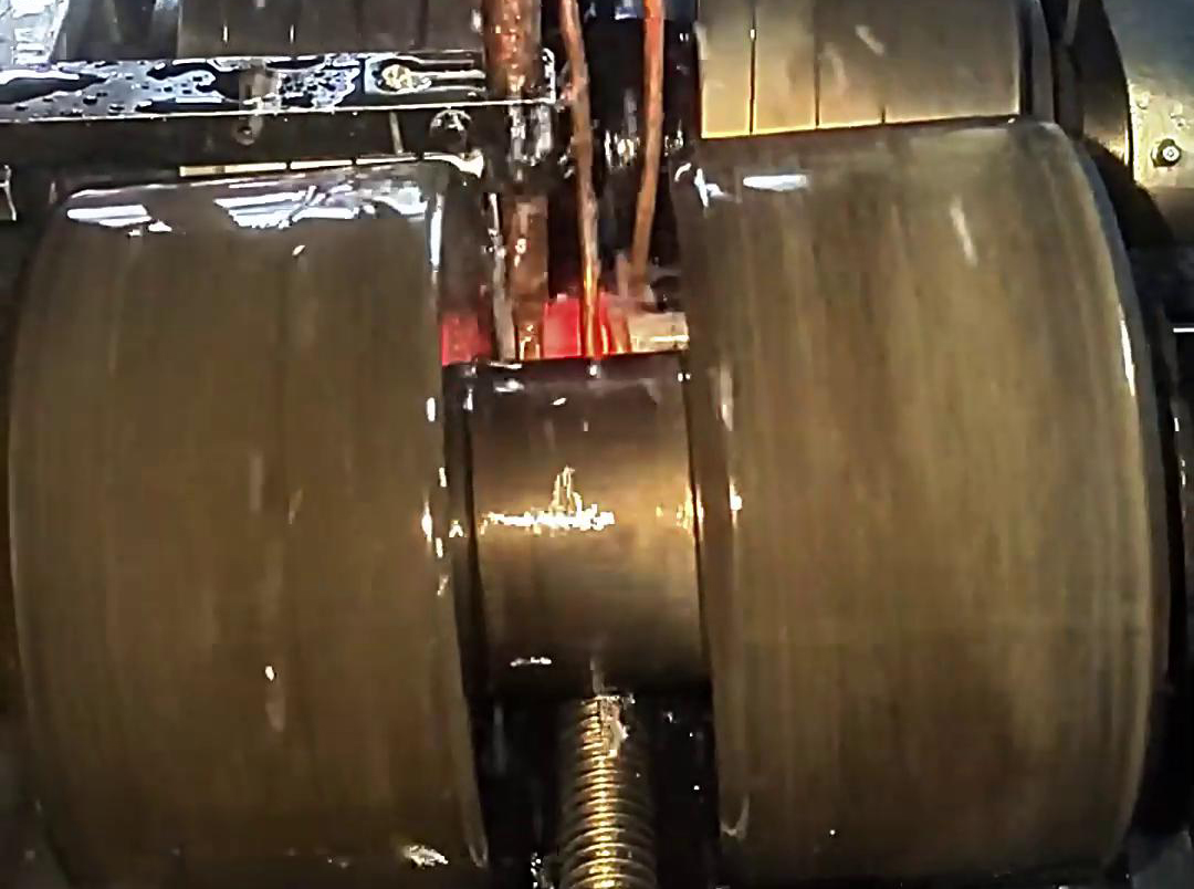 海拓臥式高頻淬火機(jī)床：小型機(jī)械加工自動(dòng)化生產(chǎn)的變革者