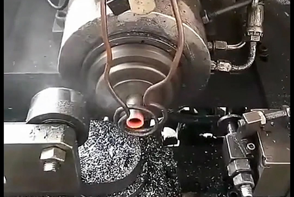 高頻加熱機(jī)配合機(jī)械裝置實(shí)現(xiàn)鋼管加熱縮口是一種高效、精準(zhǔn)的金屬加工工藝