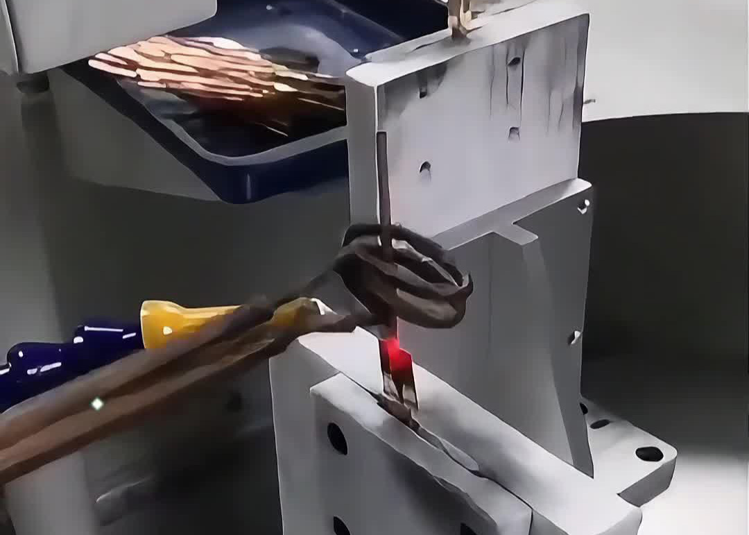 散熱器毛細(xì)銅管+銅板焊接實拍！半自動高頻焊接高效穩(wěn)品質(zhì)