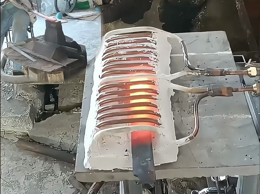 鋼鐵農(nóng)具加熱打鐵新選擇！海拓高頻加熱機(jī)助力小作坊升級(jí)現(xiàn)代化生產(chǎn)