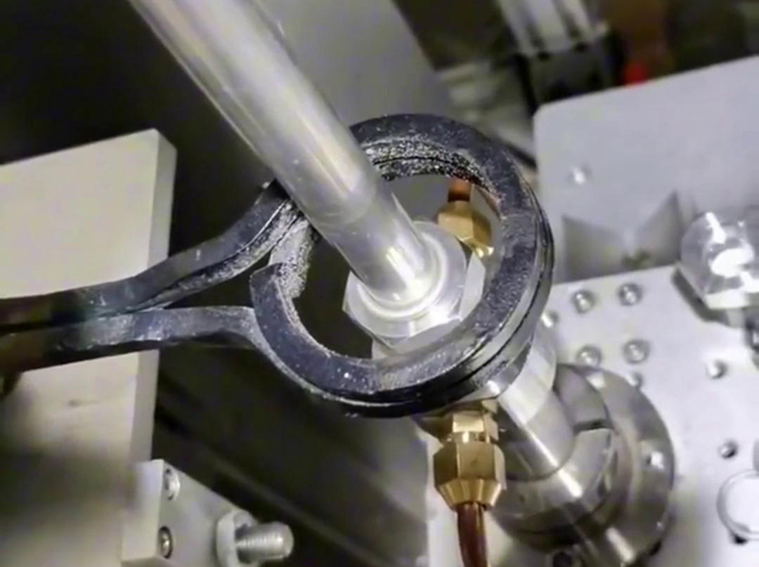 鋁管焊接,焊料是焊接成功的保證,它可以用高頻焊機來實現釬焊