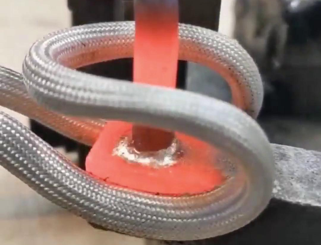 手持式高頻焊接機是一種便攜式的焊接設備，適用于多種材料的焊接，包括不銹鋼、銅、鋁