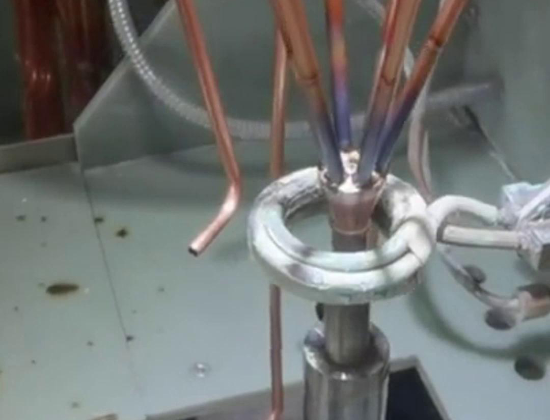 高頻焊機在焊接銅管時，需要特別關注焊接參數的選擇、焊接過程的控制以及焊接后的處理，以確保焊接質量和銅管的性能