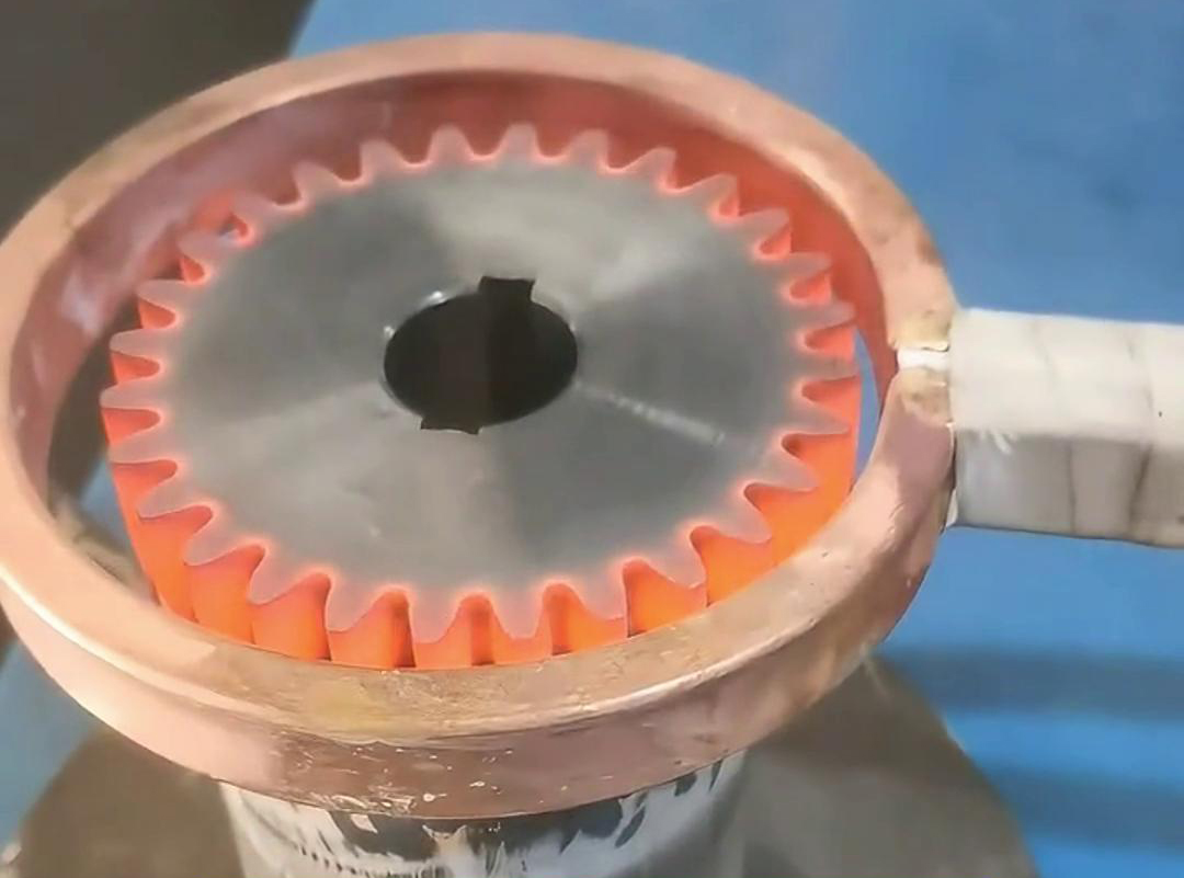 高頻淬火機以其高效、精確、節(jié)能、環(huán)保等優(yōu)點