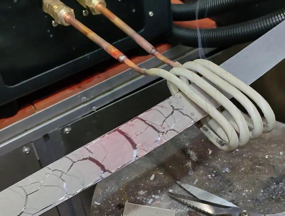 高頻機(jī)應(yīng)用于鋼片鋼帶連續(xù)在線退火，可以實現(xiàn)高效、環(huán)保的退火處理