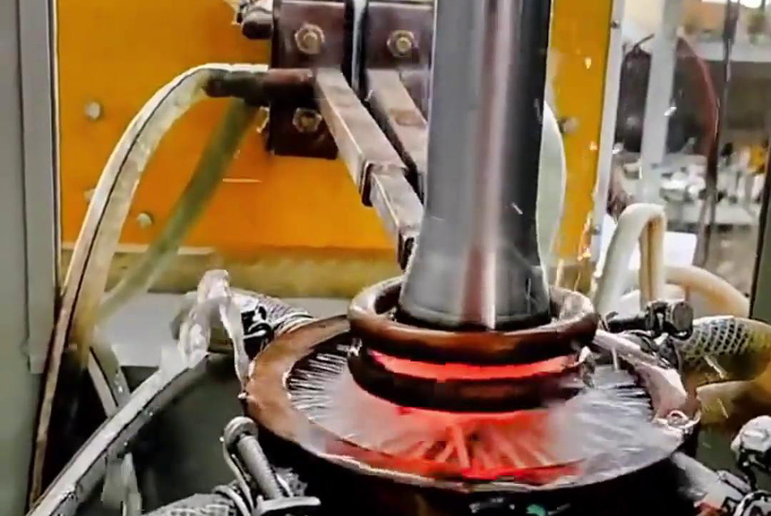 ?軸分段高頻淬火調(diào)試是一個相對復(fù)雜且技術(shù)性強的過程,涉及對淬火設(shè)備、淬火工藝參數(shù)以及材料特性的精確控制和調(diào)整