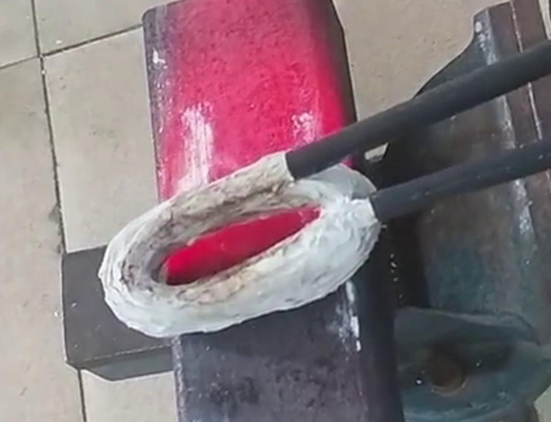 手持式高頻加熱機在方管加工中,它可以用來實現焊接預熱、局部退火、彎曲軟化等工藝需求