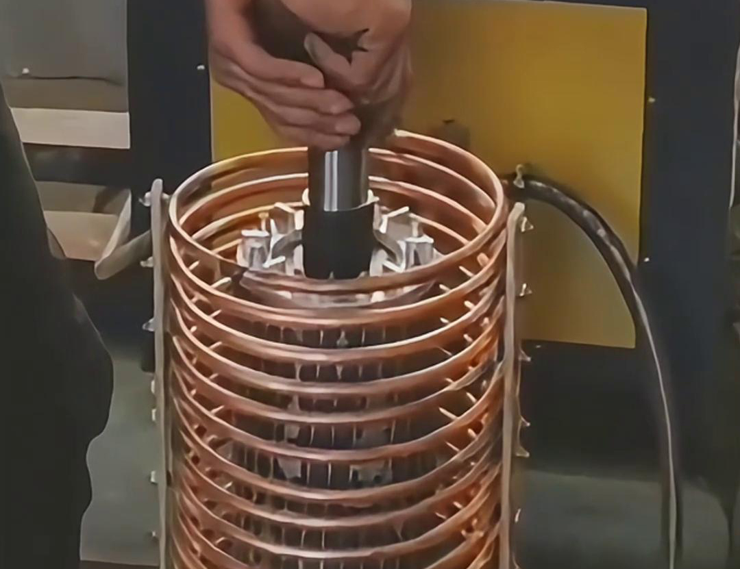 利用高頻電源控制電流對轉子進行快速加熱，使其膨脹，然后將其裝配到定子中