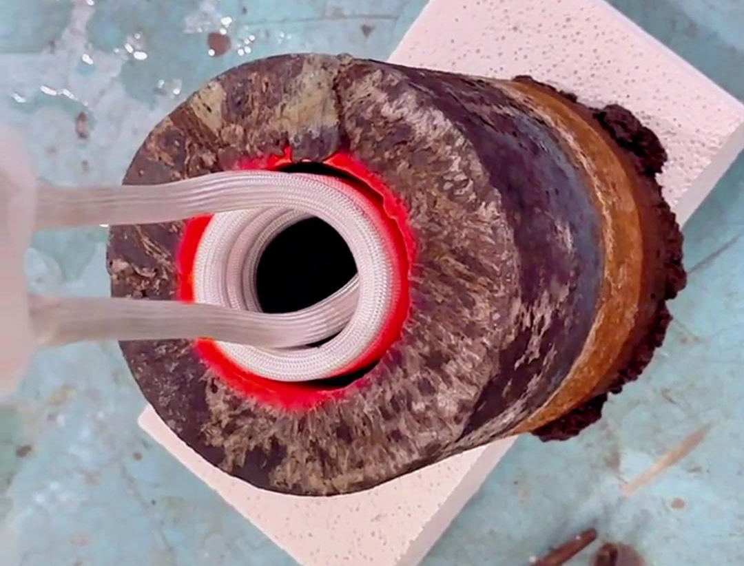 高頻內(nèi)孔加熱主要應(yīng)用于工件的淬火過程，使內(nèi)孔表面在短時間內(nèi)達(dá)到較高的溫度，以實(shí)現(xiàn)淬火效果