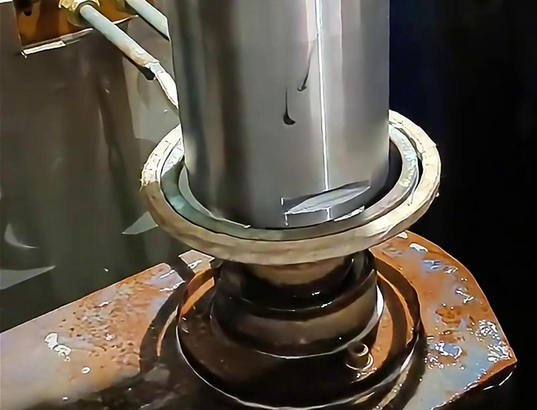 高頻淬火機(jī)床具有多個顯著的優(yōu)點(diǎn)，淬火速度快，通常只需幾秒鐘即可完成淬火過程