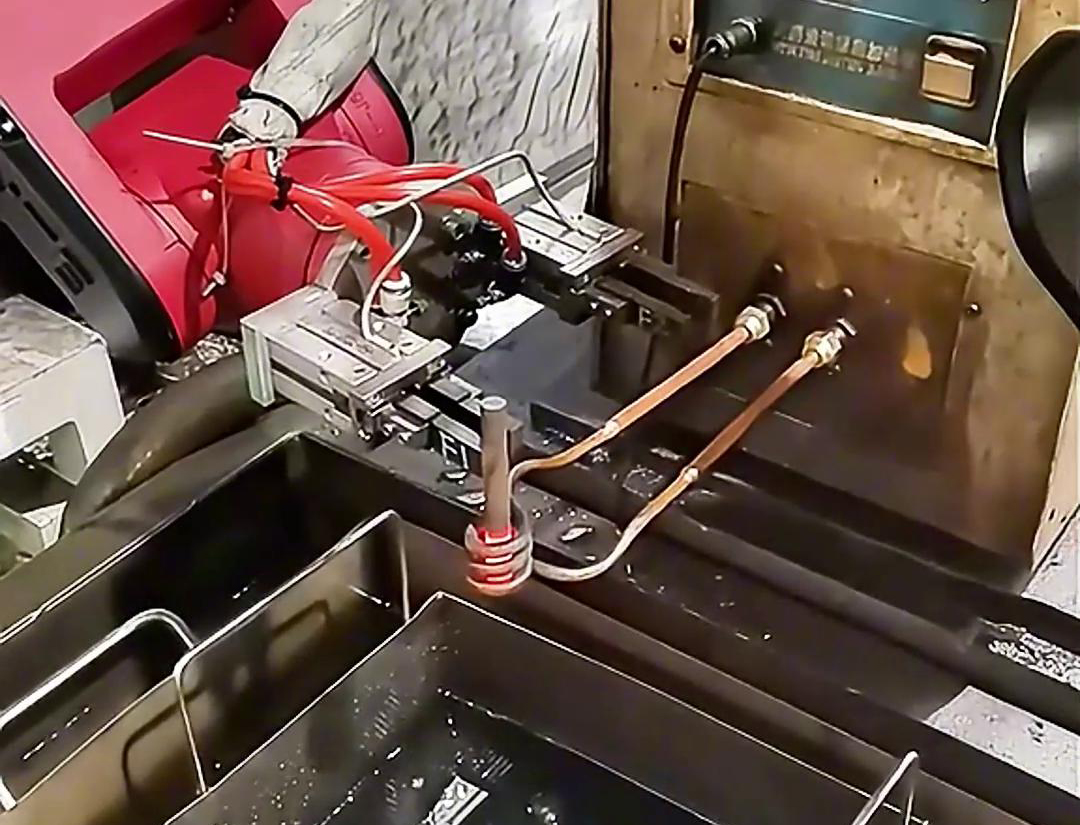 高頻淬火機(jī)配合機(jī)械手臂自動化上下料在淬火熱處理中的應(yīng)用