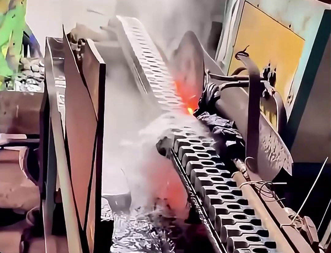 高頻淬火設備，鐵錘錘頭淬火熱處理好幫手