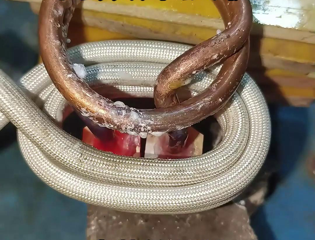 高頻焊接機能夠將電熱管的紫銅和黃銅加熱到焊接溫度,提高了焊接效率