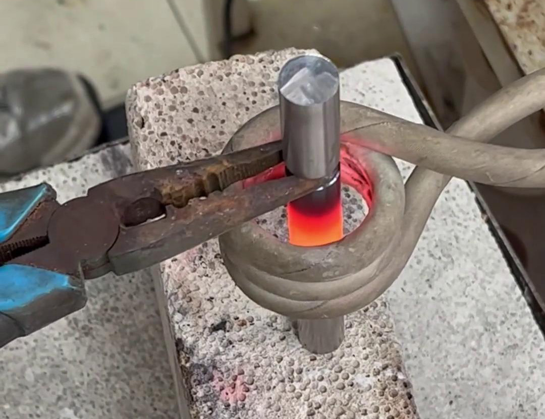 鋼棒折彎過程，高頻加熱機能快速加熱鋼棒退火