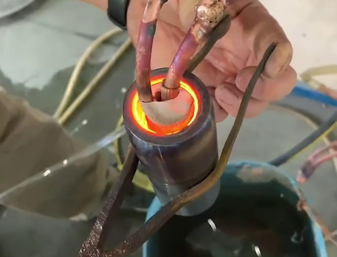 您要做內孔熱處理嗎？那么這臺高頻加熱機就是您想要找的設備