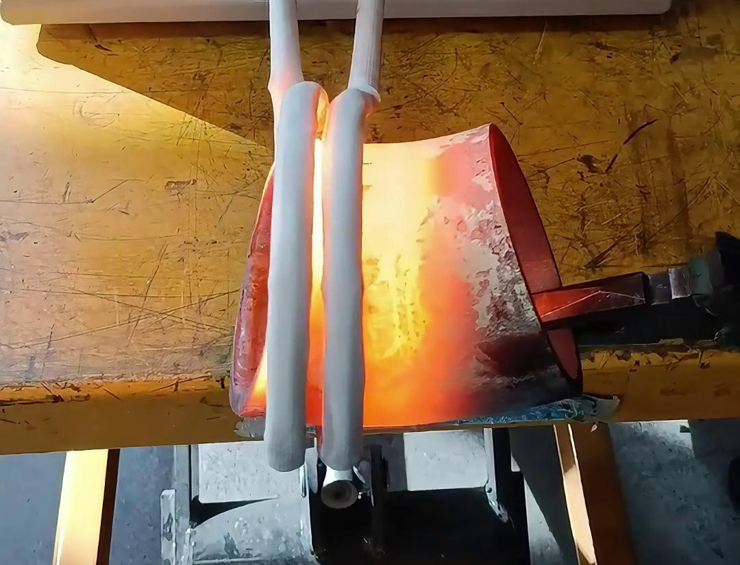 中頻加熱爐，一般用在大型工件加熱熱鍛、熔煉等場(chǎng)合