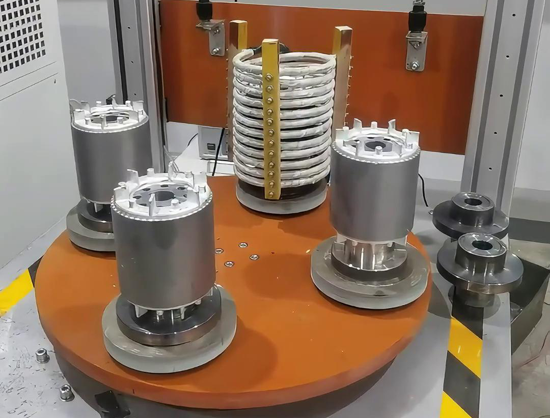 一套人工操作半自動電機轉子熱套設備，它由高頻感應加熱設備組合而成