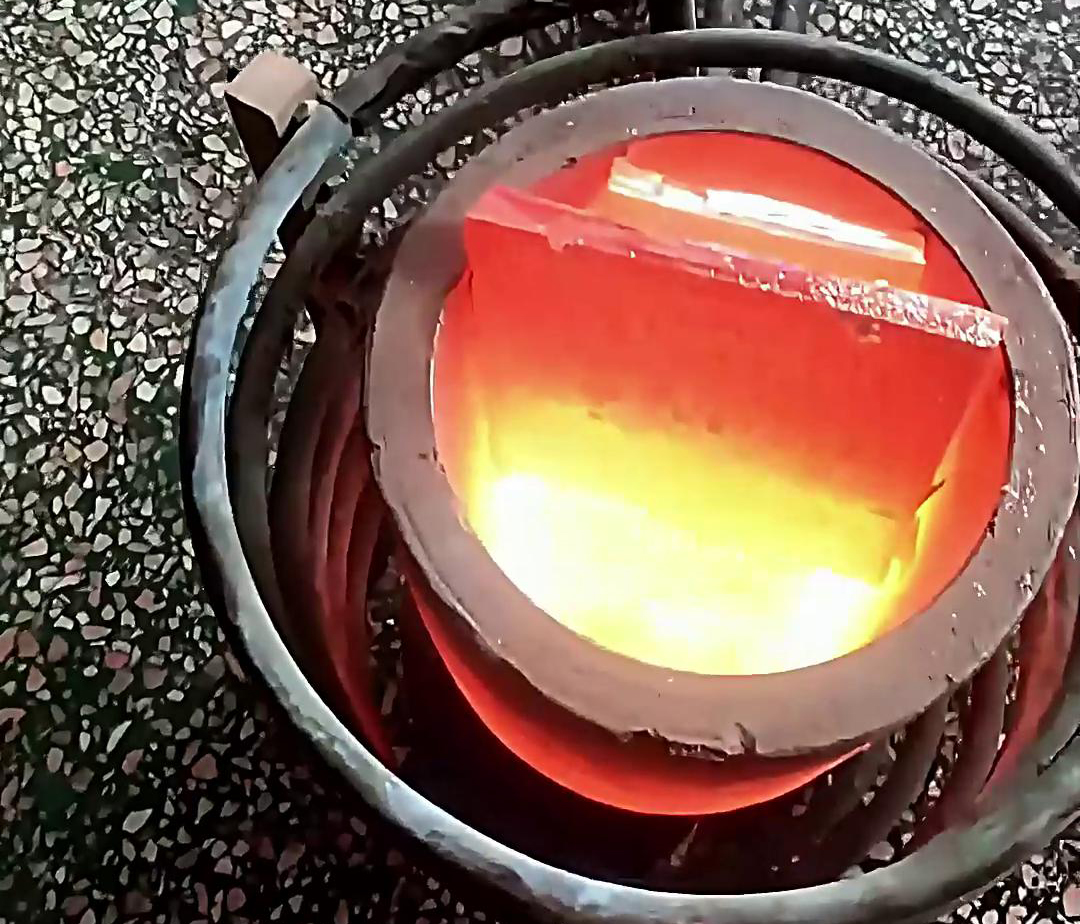 使用380V電壓的小型中頻熔煉爐，它的功率滿足熔煉金、銀、銅，10公斤容量