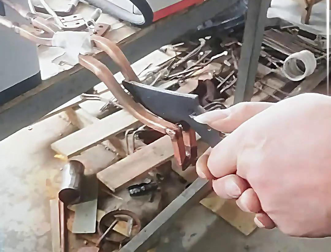 刀具淬火，根據工藝要求可以選擇高頻淬火機或者超高頻淬火設備