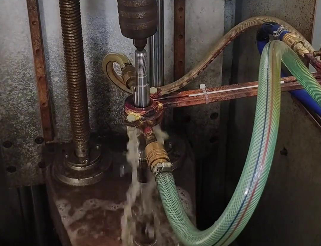 高頻淬火機(jī)床可以根據(jù)電機(jī)軸尺寸和淬火要求，實(shí)現(xiàn)自動化操作淬火