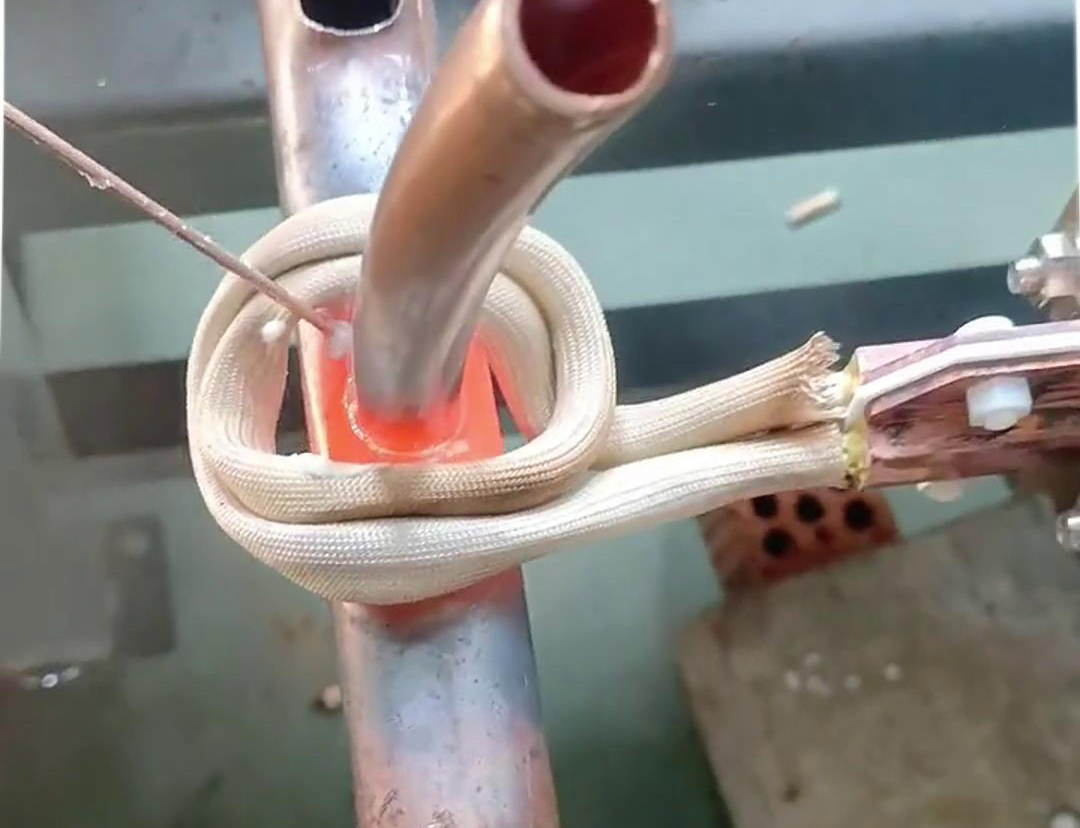 這款手持式高頻焊機就不一樣了,它焊接銅管操作簡單,新手幾分鐘就能學會