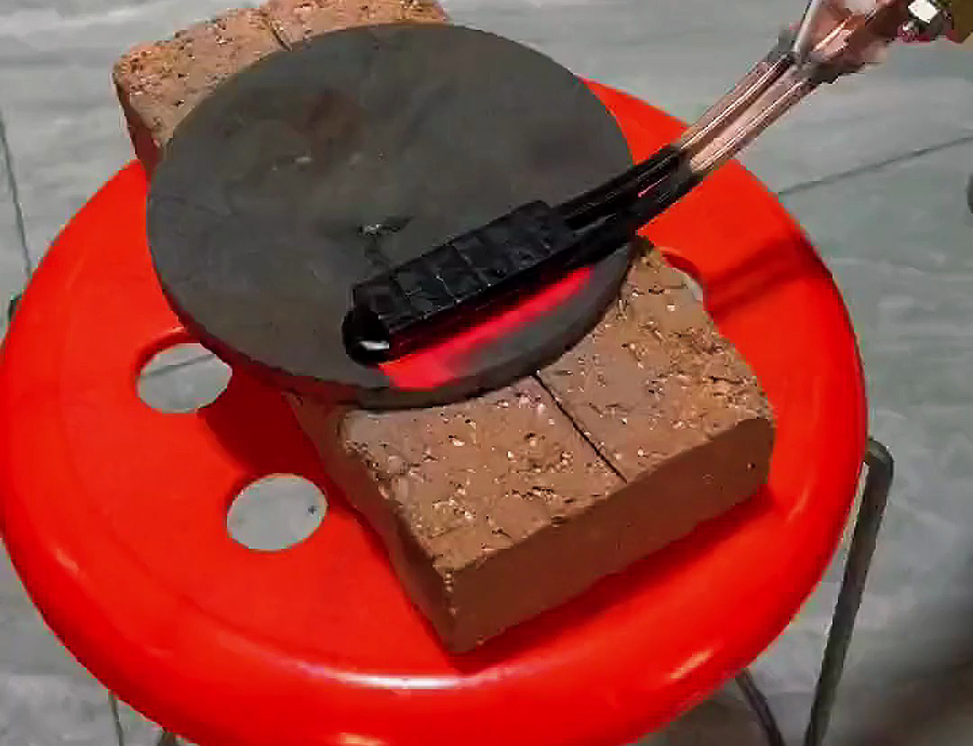 手持式感應(yīng)加熱設(shè)備，一款集高效、精準(zhǔn)、便捷于一身的工業(yè)神器