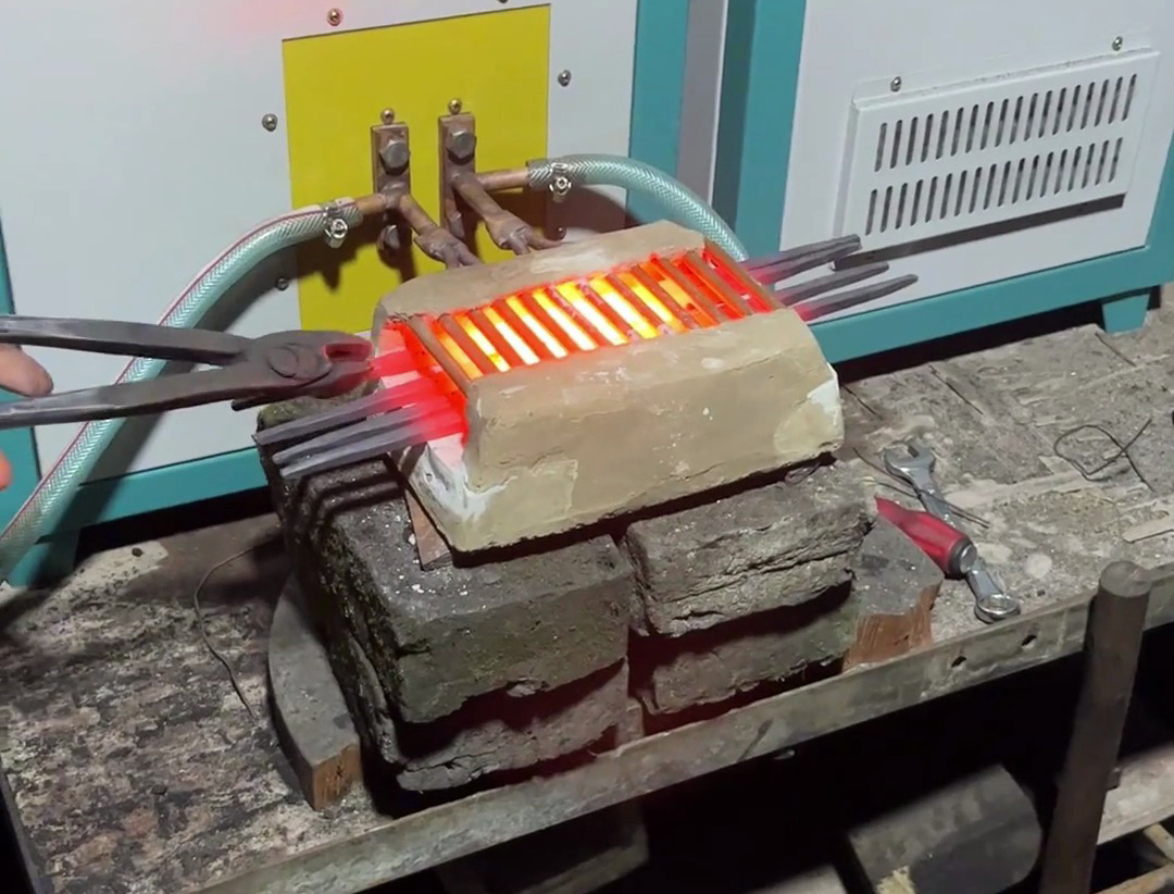 選擇高頻加熱爐進(jìn)行棒料加熱退火打鐵是高效、優(yōu)質(zhì)的選擇