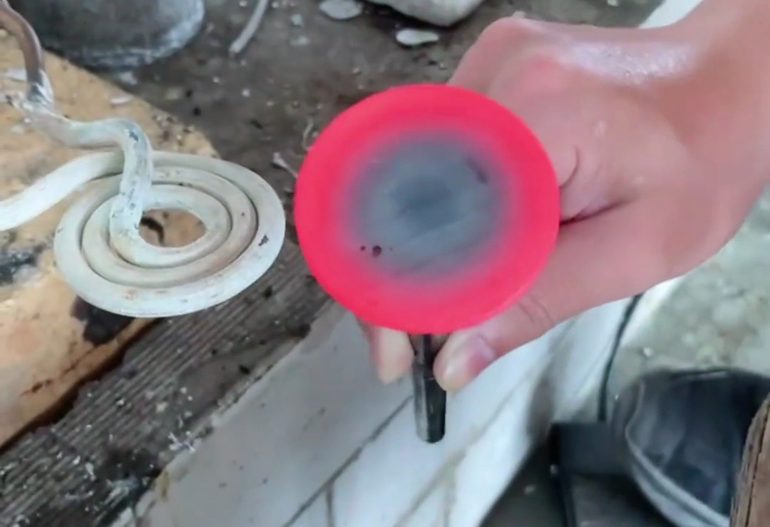 發(fā)動(dòng)機(jī)氣門桿通過高頻感應(yīng)加熱實(shí)現(xiàn)表面快速淬火