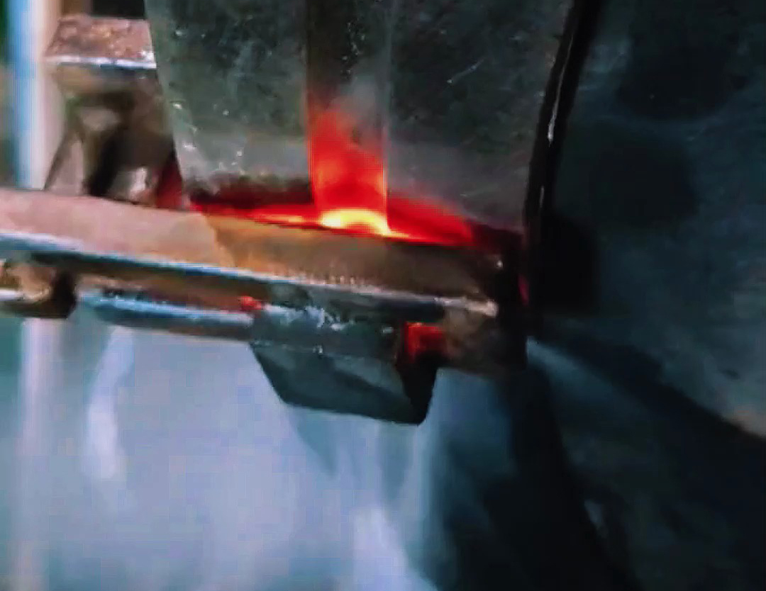 手持式高頻淬火對(duì)金屬工件表面進(jìn)行快速加熱和淬火的設(shè)備