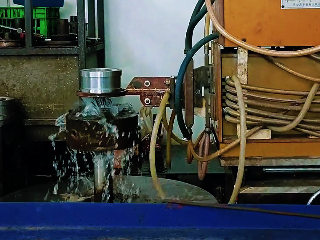 軸類淬火機(jī)床通過高頻感應(yīng)加熱技術(shù)，實(shí)現(xiàn)了軸類零件的高效、精準(zhǔn)淬火處理