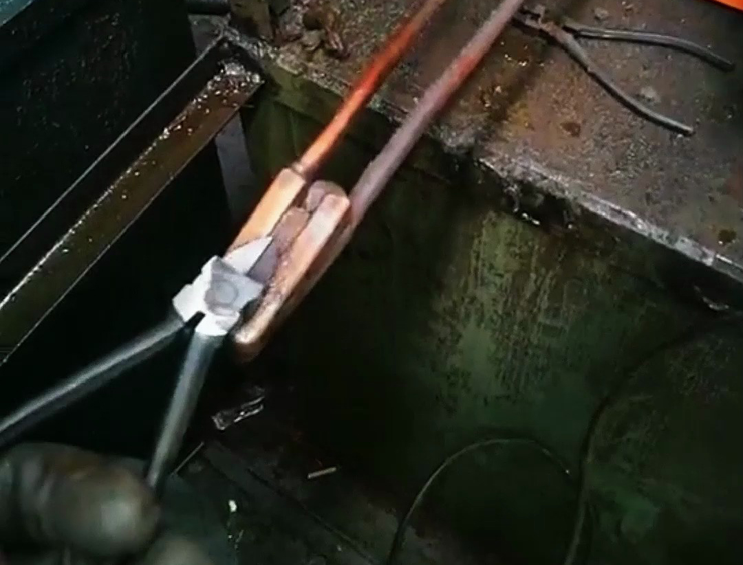 用超高頻感應(yīng)加熱技術(shù)對(duì)鉗子關(guān)鍵部位進(jìn)行快速加熱與冷卻淬火