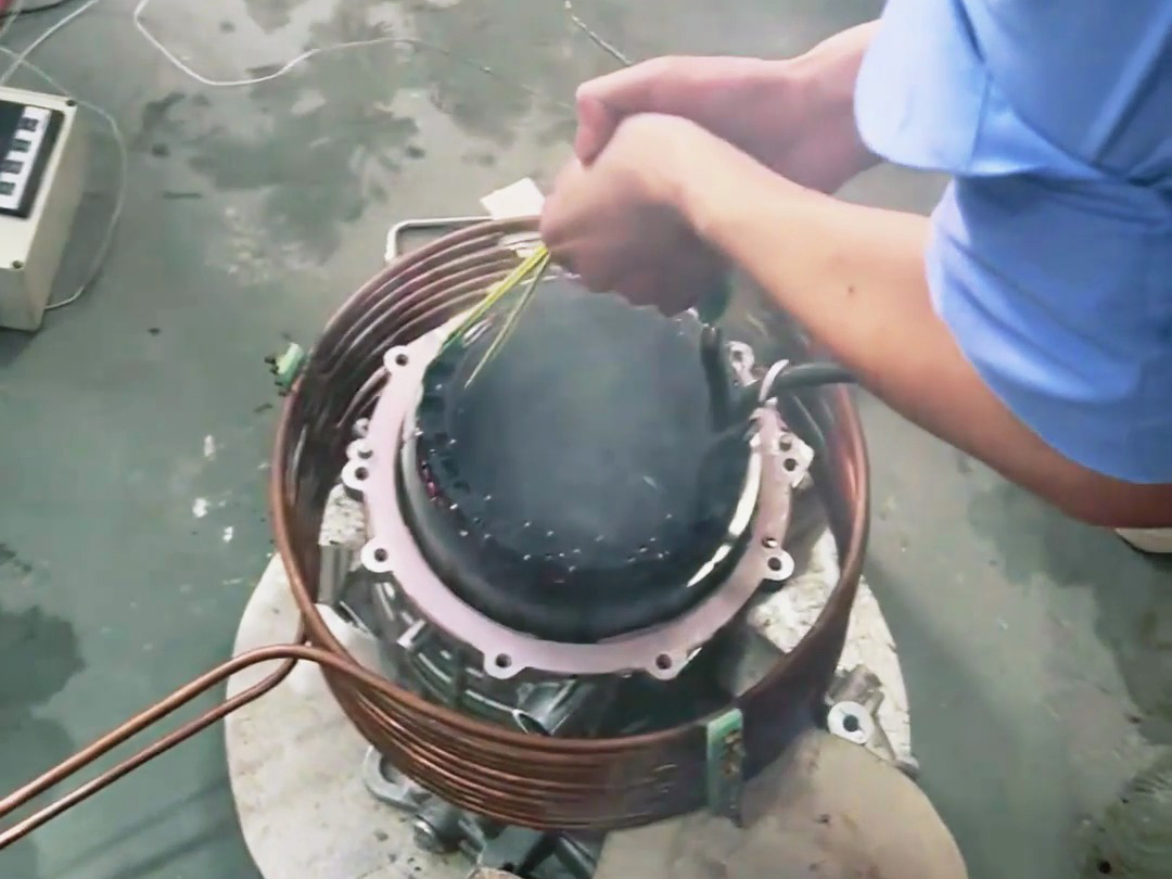 電機(jī)熱裝實(shí)驗(yàn)，采用中頻感應(yīng)加熱設(shè)備對電機(jī)殼進(jìn)行加熱