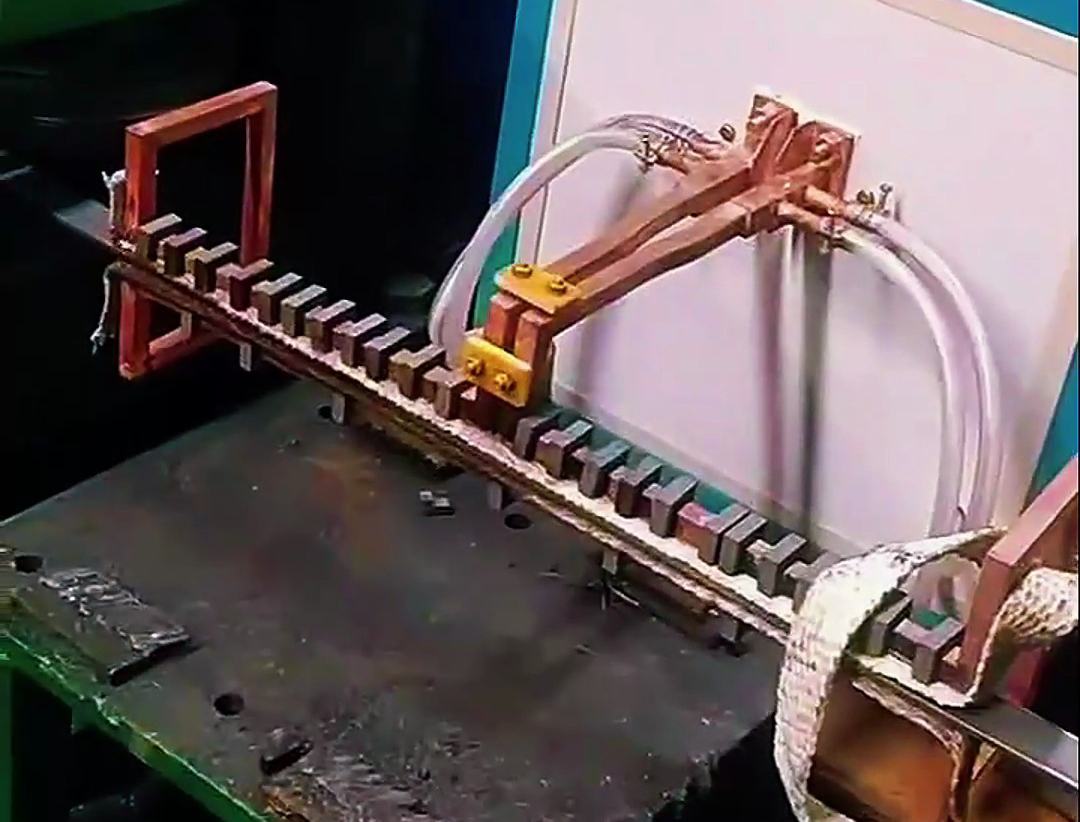 超音頻鋼帶在線退火設(shè)備與牽引機(jī)形成了完美搭檔試下在線退火