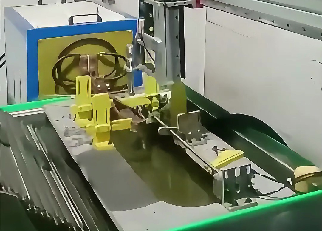 油鋸鋸板配合機械手自動化高頻淬火現場，一臺機器頂三個工人