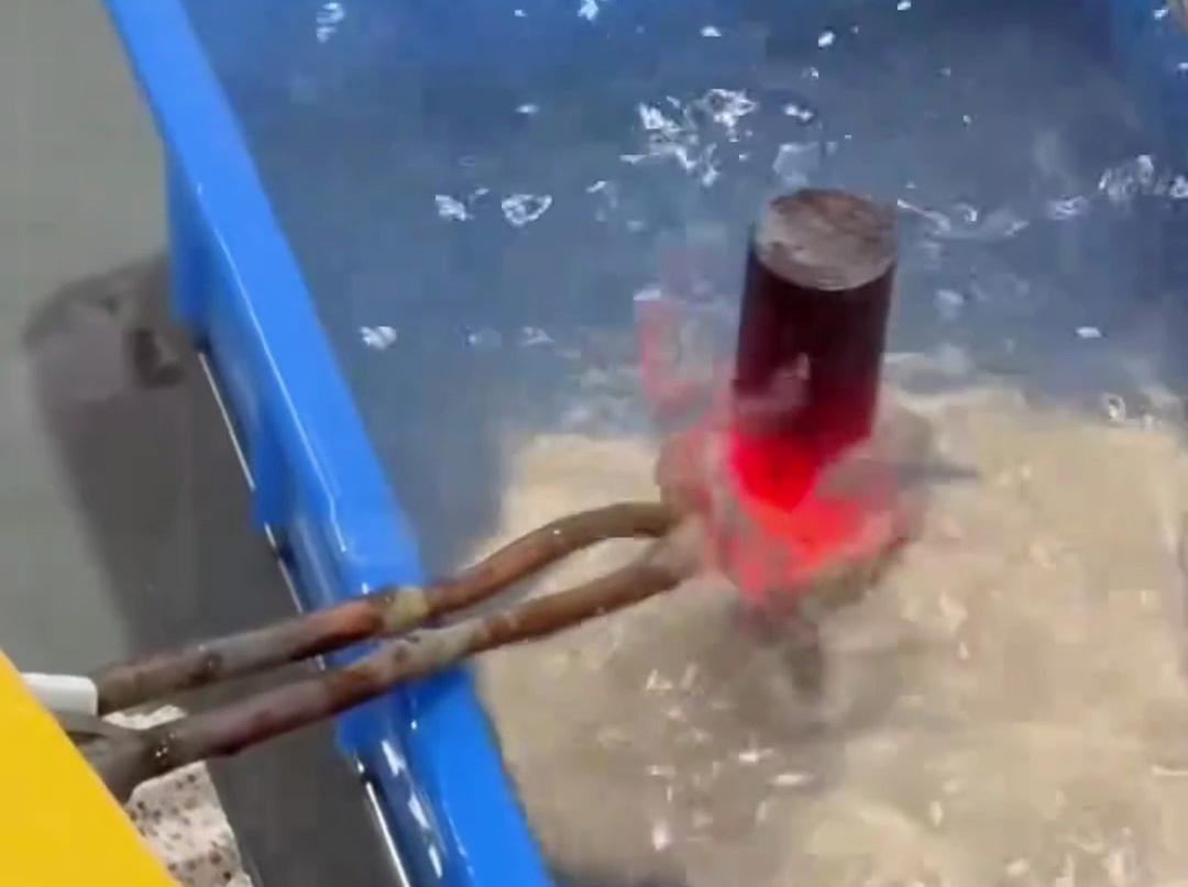 真神奇了，在水中也能用高頻加熱機加熱金屬材料
