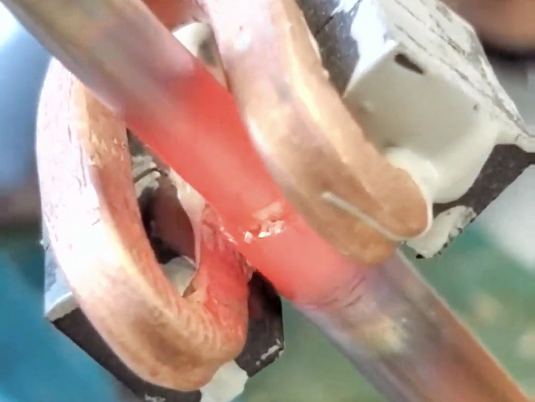 使用手持式高頻機(jī)焊接銅管的優(yōu)勢，一臺機(jī)器頂三個工人