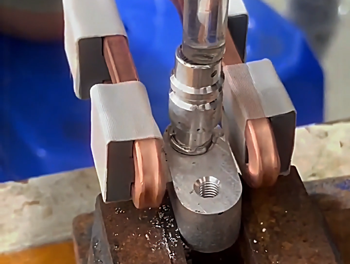 手持式高頻焊接機(jī)進(jìn)行鋁型管焊接，工作人員無需復(fù)雜的操作培訓(xùn)即可快速上手