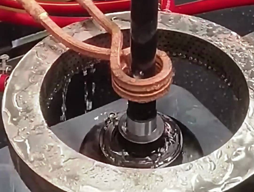 數(shù)控高頻淬火機(jī)床是一種結(jié)合了數(shù)控技術(shù)與高頻感應(yīng)加熱技術(shù)的先進(jìn)熱處理設(shè)備