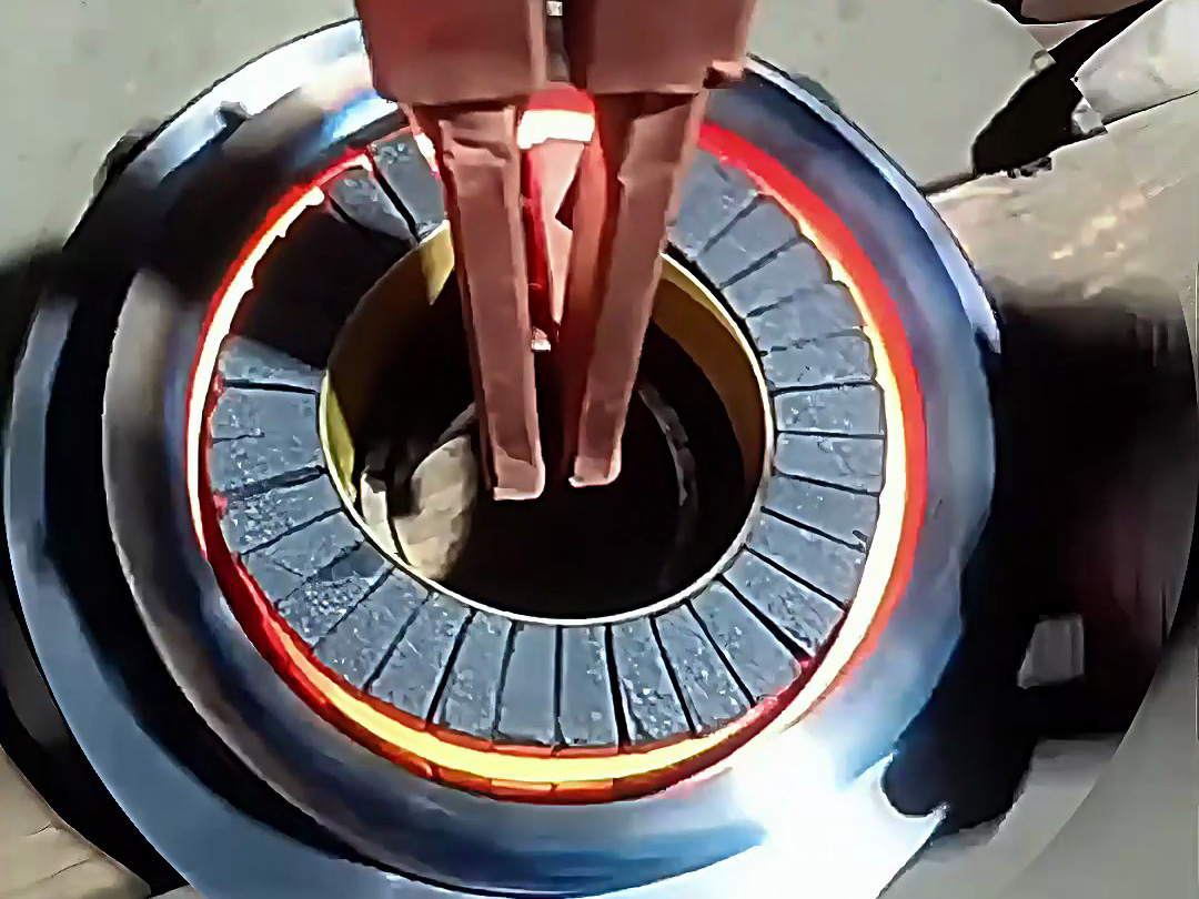 使用高頻淬火機(jī)對工件的內(nèi)孔進(jìn)行淬火熱處理是一種非常有效的工藝